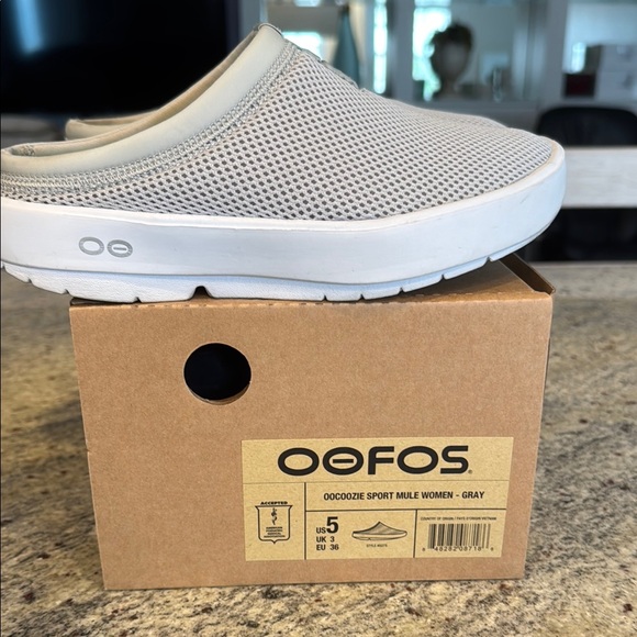 OOFOS SIZE 5 - Picture 2 of 11